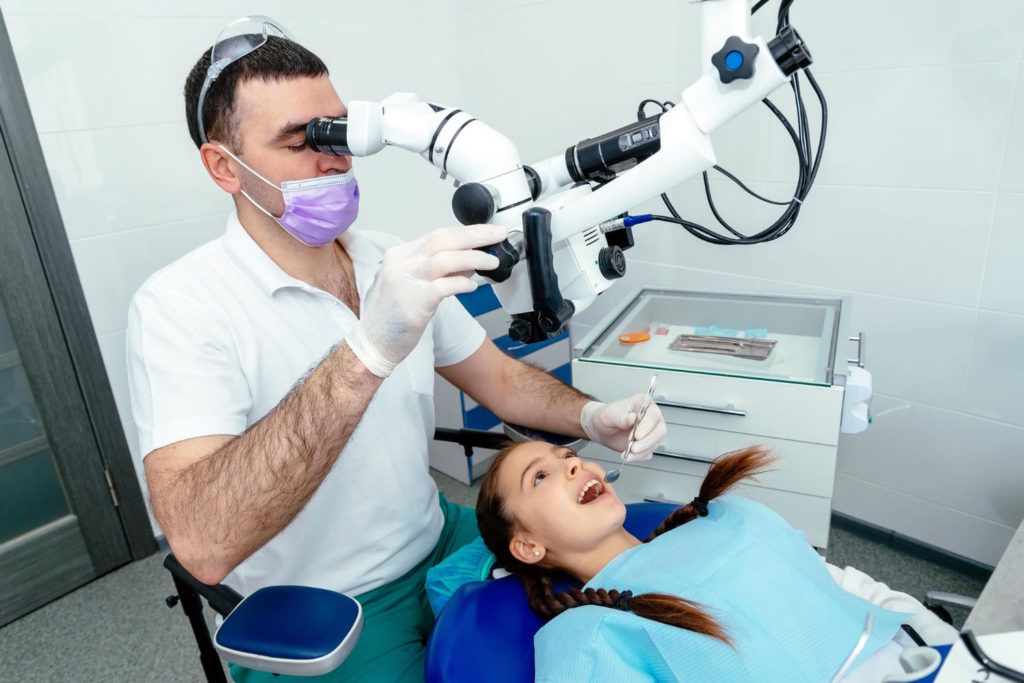 Leczenie stomatologiczne rozpoczyna się od dokładnego badania jamy ustnej
